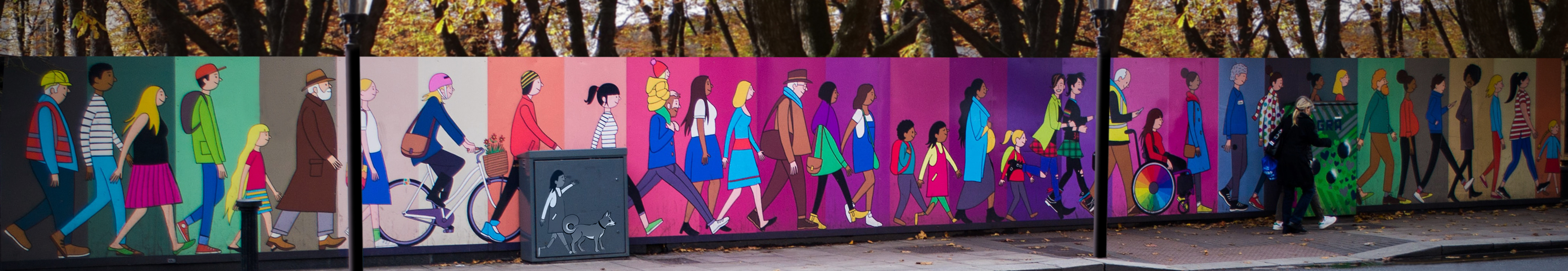 Bannière mur illustrant une population qui marche